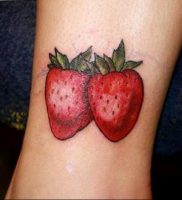 фото тату клубника 10.04.2019 №212 — strawberry tattoo — tattoo-photo.ru