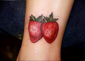 фото тату клубника 10.04.2019 №212 - strawberry tattoo - tattoo-photo.ru