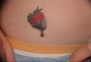 фото тату клубника 10.04.2019 №213 - strawberry tattoo - tattoo-photo.ru
