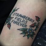фото тату клубника 10.04.2019 №217 - strawberry tattoo - tattoo-photo.ru