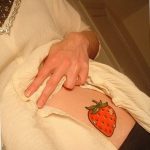 фото тату клубника 10.04.2019 №219 - strawberry tattoo - tattoo-photo.ru