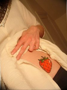 фото тату клубника 10.04.2019 №219 - strawberry tattoo - tattoo-photo.ru