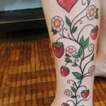 фото тату клубника 10.04.2019 №223 - strawberry tattoo - tattoo-photo.ru