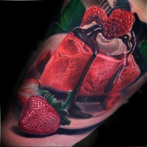 фото тату клубника 10.04.2019 №224 - strawberry tattoo - tattoo-photo.ru