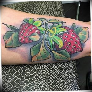 фото тату клубника 10.04.2019 №225 - strawberry tattoo - tattoo-photo.ru