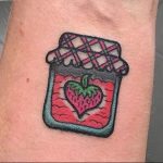 фото тату клубника 10.04.2019 №228 - strawberry tattoo - tattoo-photo.ru