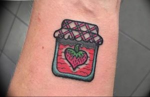 фото тату клубника 10.04.2019 №228 - strawberry tattoo - tattoo-photo.ru
