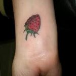 фото тату клубника 10.04.2019 №230 - strawberry tattoo - tattoo-photo.ru