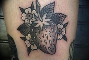 фото тату клубника 10.04.2019 №233 - strawberry tattoo - tattoo-photo.ru
