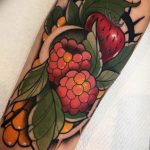 фото тату клубника 10.04.2019 №234 - strawberry tattoo - tattoo-photo.ru