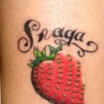 фото тату клубника 10.04.2019 №236 - strawberry tattoo - tattoo-photo.ru