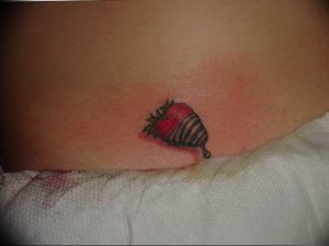 фото тату клубника 10.04.2019 №238 - strawberry tattoo - tattoo-photo.ru
