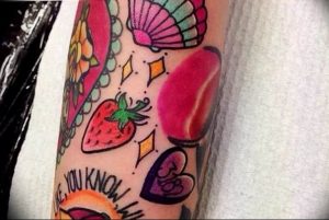 фото тату клубника 10.04.2019 №239 - strawberry tattoo - tattoo-photo.ru