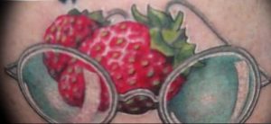фото тату клубника 10.04.2019 №253 - strawberry tattoo - tattoo-photo.ru