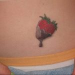 фото тату клубника 10.04.2019 №258 - strawberry tattoo - tattoo-photo.ru