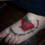 фото тату клубника 10.04.2019 №261 - strawberry tattoo - tattoo-photo.ru