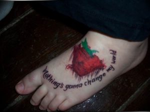 фото тату клубника 10.04.2019 №261 - strawberry tattoo - tattoo-photo.ru