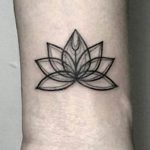 фото тату кувшинка 30.04.2019 №095 - tattoo waterlily - tattoo-photo.ru