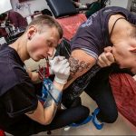 фото тату мастер за работой 06.04.2019 №026 - tattoo master - tattoo-photo.ru