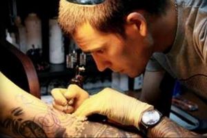фото тату мастер за работой 06.04.2019 №028 - tattoo master - tattoo-photo.ru