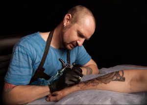 фото тату мастер за работой 06.04.2019 №042 - tattoo master - tattoo-photo.ru