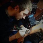 фото тату мастер за работой 06.04.2019 №127 - tattoo master - tattoo-photo.ru