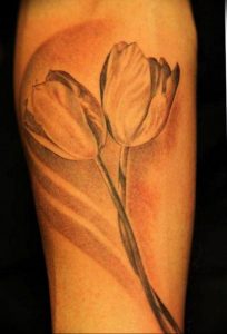фото тату тюльпан 06.04.2019 №073 - tattoo tulip - tattoo-photo.ru
