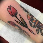 фото тату тюльпан 06.04.2019 №084 - tattoo tulip - tattoo-photo.ru