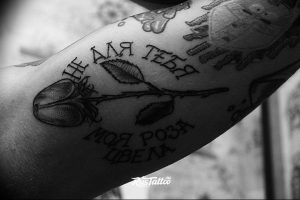 фото тату тюльпан идея рисунка 06.04.2019 №005 - tulip tattoo - tattoo-photo.ru