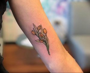 фото тату тюльпан идея рисунка 06.04.2019 №012 - tulip tattoo - tattoo-photo.ru