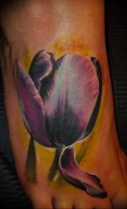фото тату тюльпан идея рисунка 06.04.2019 №015 - tulip tattoo - tattoo-photo.ru