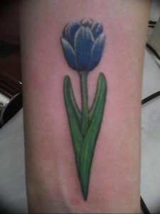 фото тату тюльпан идея рисунка 06.04.2019 №022 - tulip tattoo - tattoo-photo.ru