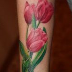 фото тату тюльпан на ноге 06.04.2019 №008 - tattoo tulip on foot - tattoo-photo.ru