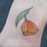 фото тату тюльпан на ноге 06.04.2019 №012 - tattoo tulip on foot - tattoo-photo.ru