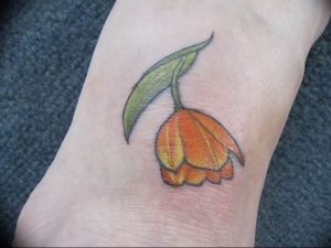 фото тату тюльпан на ноге 06.04.2019 №012 - tattoo tulip on foot - tattoo-photo.ru