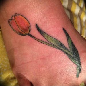 фото тату тюльпан на ноге 06.04.2019 №013 - tattoo tulip on foot - tattoo-photo.ru