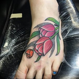 фото тату тюльпан на ноге 06.04.2019 №016 - tattoo tulip on foot - tattoo-photo.ru