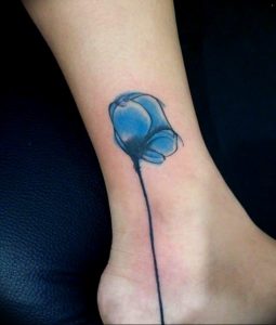 фото тату тюльпан на ноге 06.04.2019 №018 - tattoo tulip on foot - tattoo-photo.ru