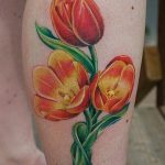 фото тату тюльпан на ноге 06.04.2019 №019 - tattoo tulip on foot - tattoo-photo.ru