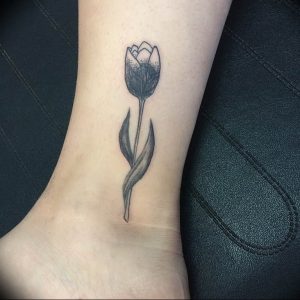 фото тату тюльпан на ноге 06.04.2019 №021 - tattoo tulip on foot - tattoo-photo.ru