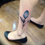 фото тату тюльпан на ноге 06.04.2019 №023 - tattoo tulip on foot - tattoo-photo.ru
