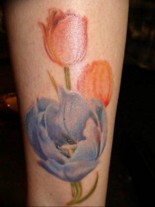 фото тату тюльпан на ноге 06.04.2019 №024 - tattoo tulip on foot - tattoo-photo.ru