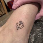 фото тату тюльпан на ноге 06.04.2019 №026 - tattoo tulip on foot - tattoo-photo.ru