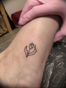 фото тату тюльпан на ноге 06.04.2019 №026 - tattoo tulip on foot - tattoo-photo.ru