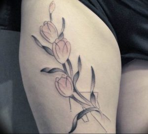 фото тату тюльпан на ноге 06.04.2019 №027 - tattoo tulip on foot - tattoo-photo.ru