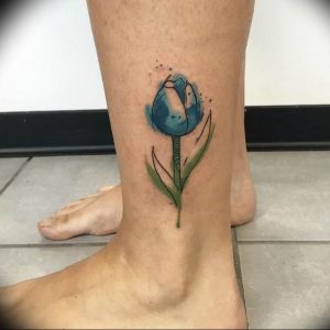 фото тату тюльпан на ноге 06.04.2019 №028 - tattoo tulip on foot - tattoo-photo.ru