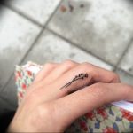 фото тату тюльпан на руке 06.04.2019 №003 - tattoo tulip on hand - tattoo-photo.ru