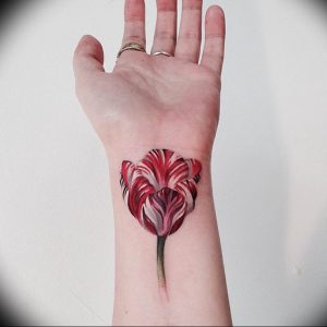фото тату тюльпан на руке 06.04.2019 №004 - tattoo tulip on hand - tattoo-photo.ru