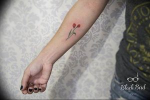 фото тату тюльпан на руке 06.04.2019 №009 - tattoo tulip on hand - tattoo-photo.ru