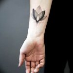 фото тату тюльпан на руке 06.04.2019 №012 - tattoo tulip on hand - tattoo-photo.ru